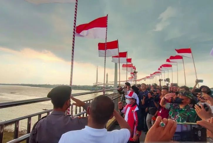 Gubernur Jambi Al Haris pimpin pemasangan 1.000 bendera Merah Putih di Jembatan Gentala Arasy bersama bersama Forum Komunikasi Pimpinan Daerah (Forkompinda)  dan para pengurus paguyuban etnis yang ada di Jambi dengan tajuk Gebyar Mahardika 2022, Jumat.	 	 	 	 	 	 	 	 	 