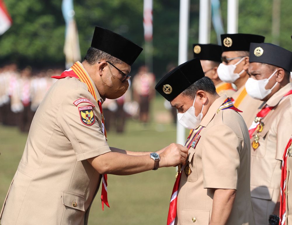 Al Haris terima Penghargaan Lencana Karya Bhakti Gerakan Pramuka  secara langsung disematkan oleh Kepala Kwarnas Gerakan Pramuka Budi Waseso