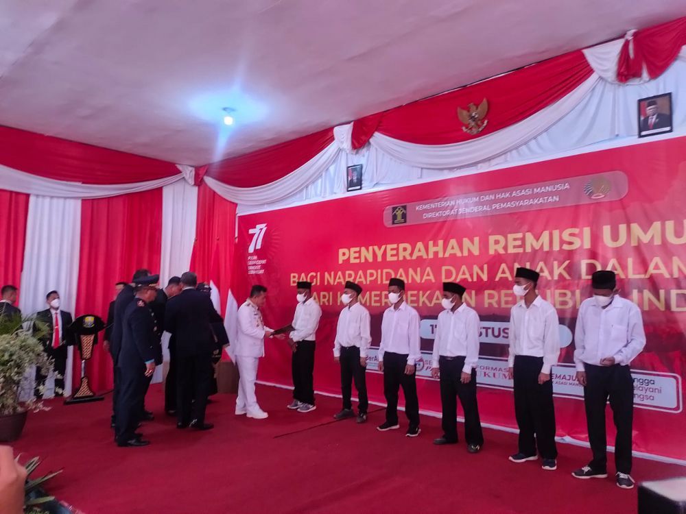 Gubernur Al Haris menyerahkan remisi secara simbolis di Lapas Kelas IIA Jambi, Rabu (17/8/2022).