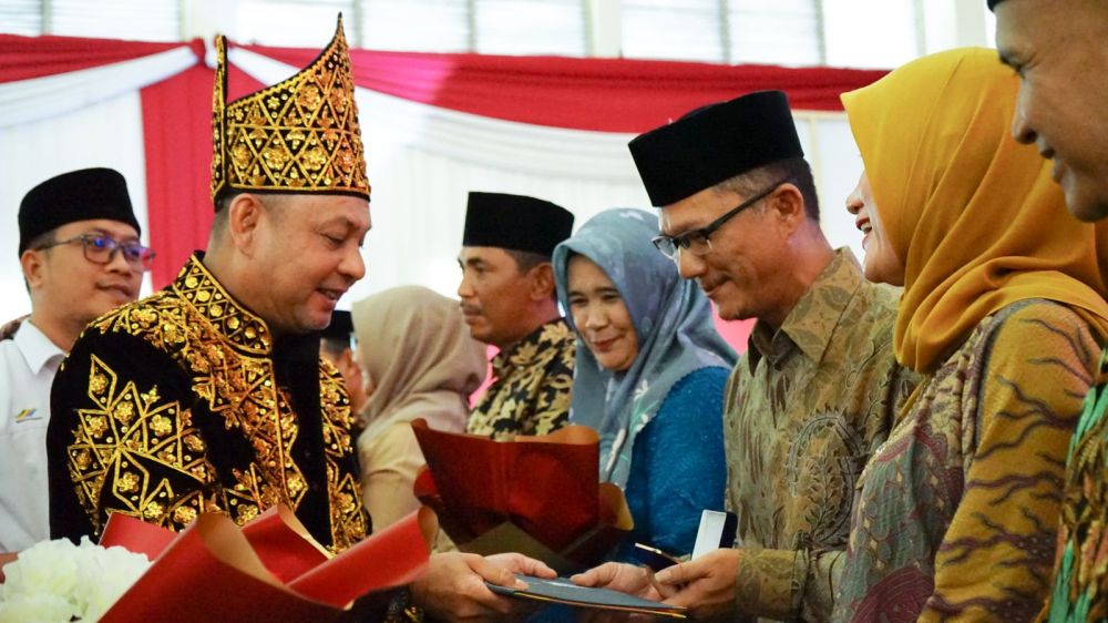 Direktur PTPN VI, Iswan Achir serahkan penghargaan jubelium kepada karyawan.