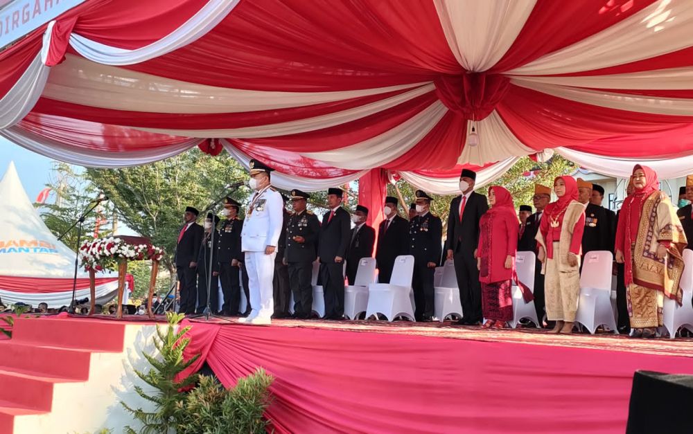 Upacara bendera pengibaran duplikat merah putih di lapangan kantor Gubernur Jambi.