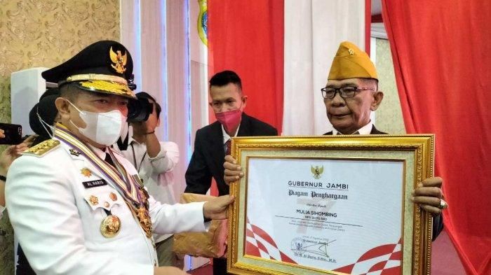 Gubernur Al Haris memberikan penghargaan dan bantuan kepada 10 Veteran Jambi yang turut hadir dalam acara tersebut.