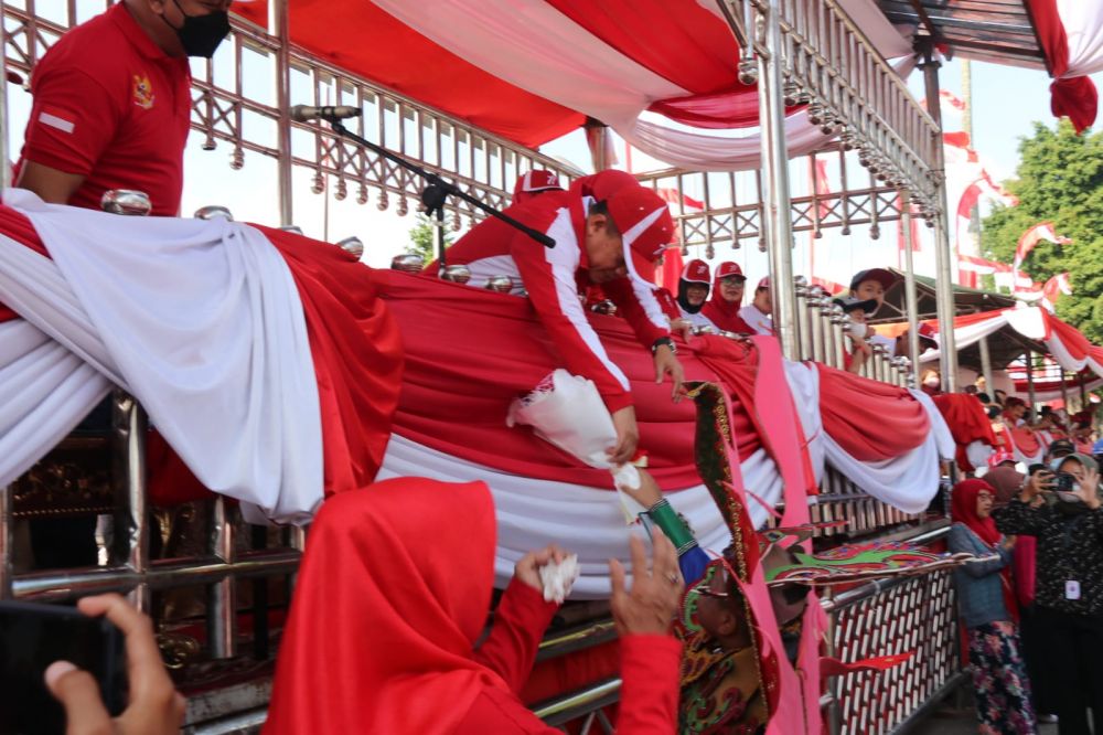 Pawai Pembangunan Provinsi Jambi dalam rangka Peringatan HUT ke-77 Republik Indonesia Tahun 2022 yang berlangsung di depan Rumah Dinas Gubernur Jambi, Kamis (18/08/2022)