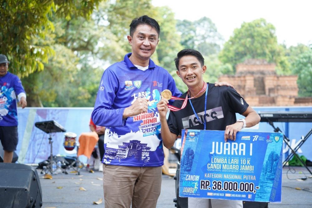 Pj Bupati Muarojambi Bachyuni Deliansyah menyerahkan hadiah kepada juara pertama lari 10 K