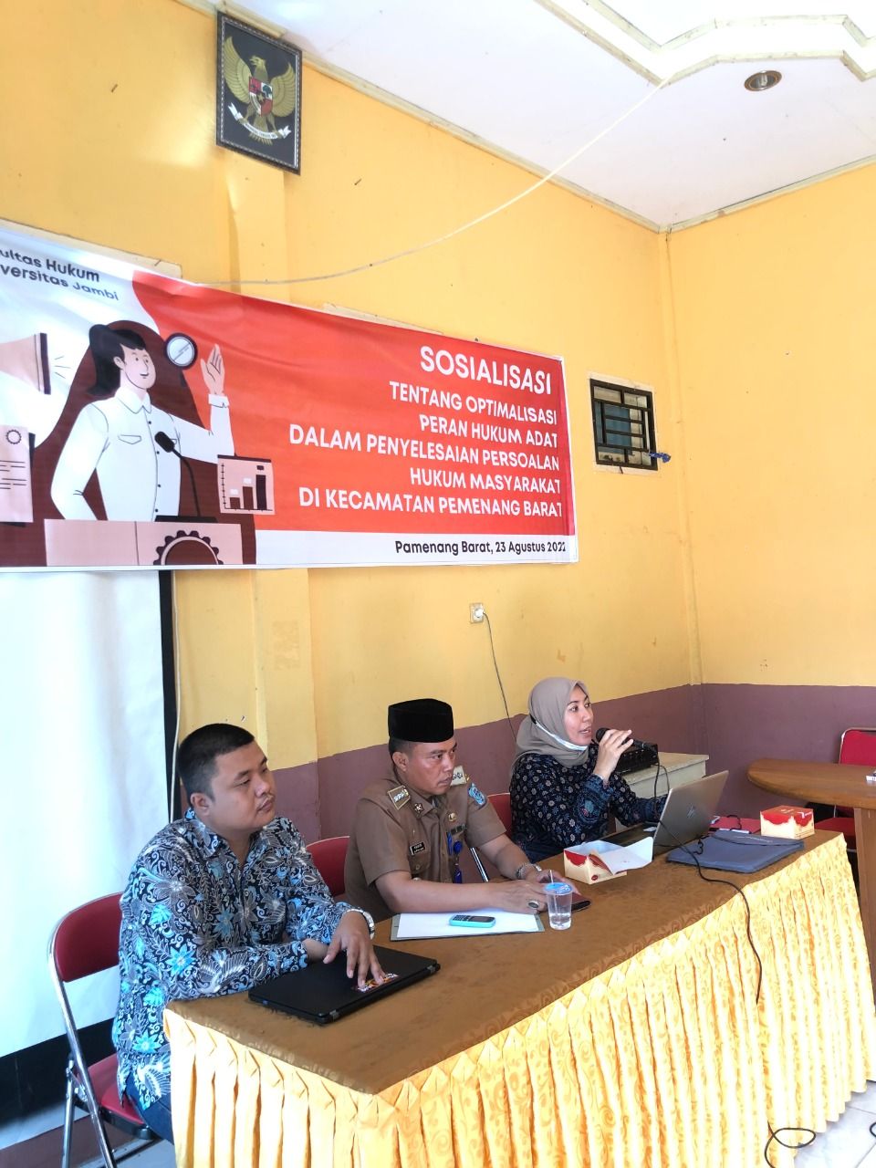 Berlangsungnya sosialisasi peran hukum adat di aula Kantor Camat Pemenang Barat, Selasa (23/08/2022)