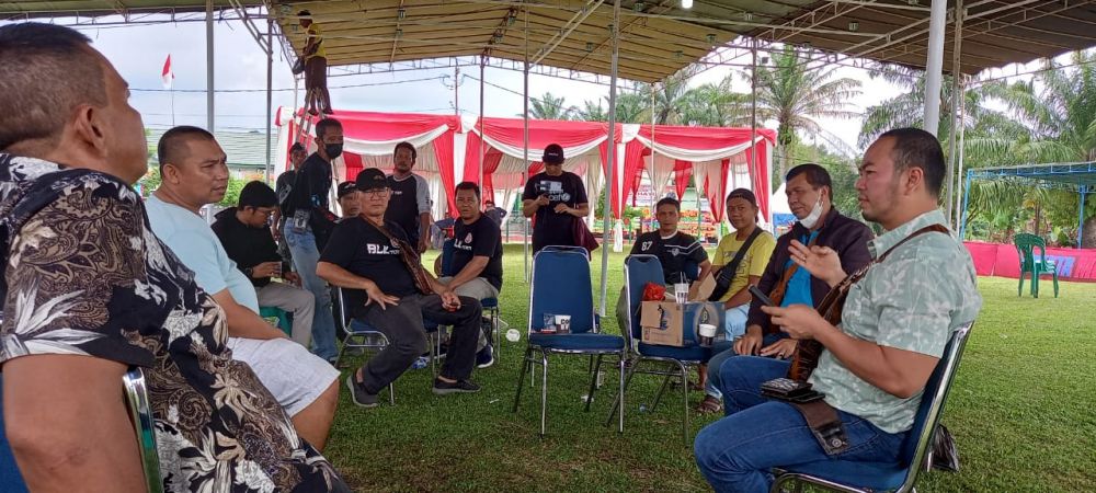 H. Amru, SE. MM Ketua DPW SENAPATI 96 SF saat menyambut peserta pergelaran Lomba dan Pameran Seni Burung Berkicau Tingkat Nasional. 