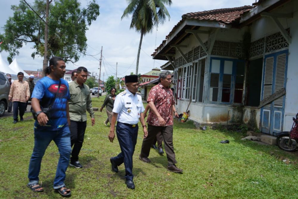 Dirjen Kebudayaan didampingi PJ Bupati Tebo saat mengecek bangunan bersejarah yang ada di Kota Muaro Tebo