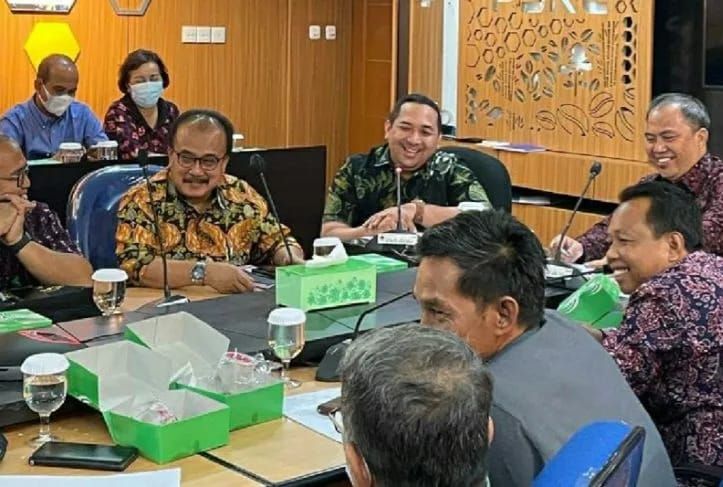 Wakil Ketua DPRD Provinsi Jambi Pinto Jayanegara bersama Pansus II saat konsultasi di Direktorat Jenderal Perhutanan Sosial dan Kemitraan Lingkungan Kementerian Lingkungan Hidup dan Kehutanan Republik Indonesia, Jumat (26/8)