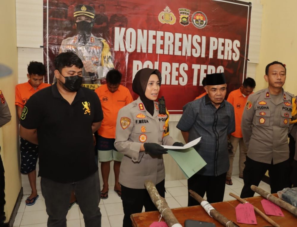 Kapolres Tebo AKBP Fitria Mega, dampingi Wakapolres Tebo Kompol Yudha Lesmana, dan Kasat Reskrim Polres Tebo Akp Rezka Anugras, dan turut hadir Pj Bupati Tebo H.Aspan, Sabtu (27/8) malam, Kapolres secara resmi mengumumkan penetapan ke 5 tersangka