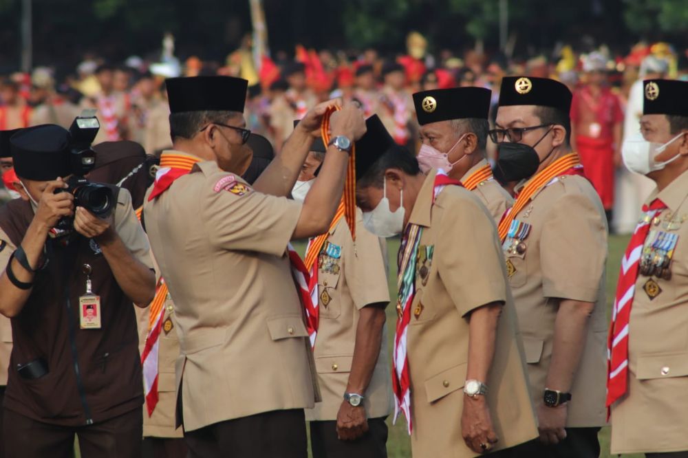Abdullah Sani saat menerima  penghargaan Lencana Melati dari Gerakan Pramuka disematkan secara langsung oleh Ketua Kwarnas Gerakan Pramuka, Komjen Pol (Purn) Drs.Budi Waseso