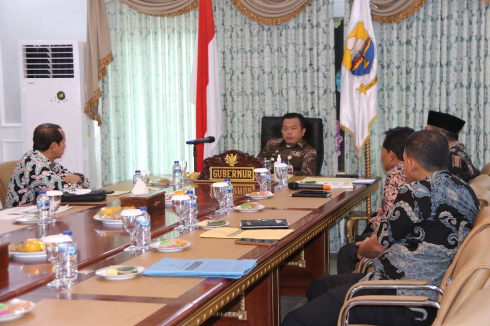 Zom Meeting Bersama KPK RI dan Menteri Dalam Negeri RI terkait Rapat Koordinasi Nasional Penguatan Pembinaan, Pengawasan dan Pengelolaan BUMD, yang berlangsung di Ruang Video Conference Rumah Dinas Gubernur Jambi, Kamis (08/09/2022).