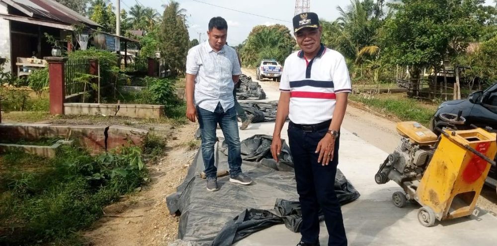PJ Bupati Tebo saat melakukan sidak kesalah satu proyek jalan di Tebo