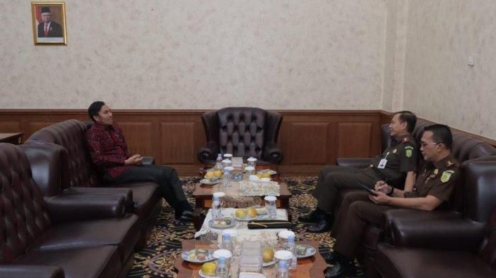 Ketua DPRD Provinsi Jambi, Edi Purwanto melakukan pertemuan dengan Kepala Kejaksaan Tinggi Jambi, Elan Suherlan di Ruang Kerja Ketua DPRD Provinsi Jambi, Senin (12/9).