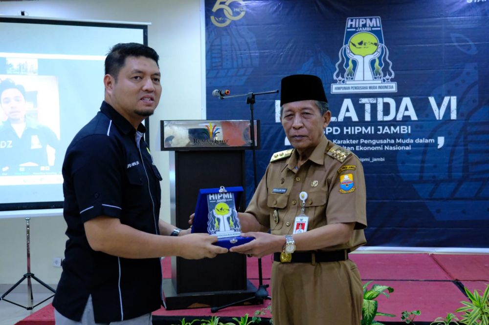 Sani saat membuka Pendidikan dan Pelatihan Badan Pengurus Daerah (BPD) HIPMI Provinsi Jambi ke VI, yang berlangsung di Rumah Kito Hote