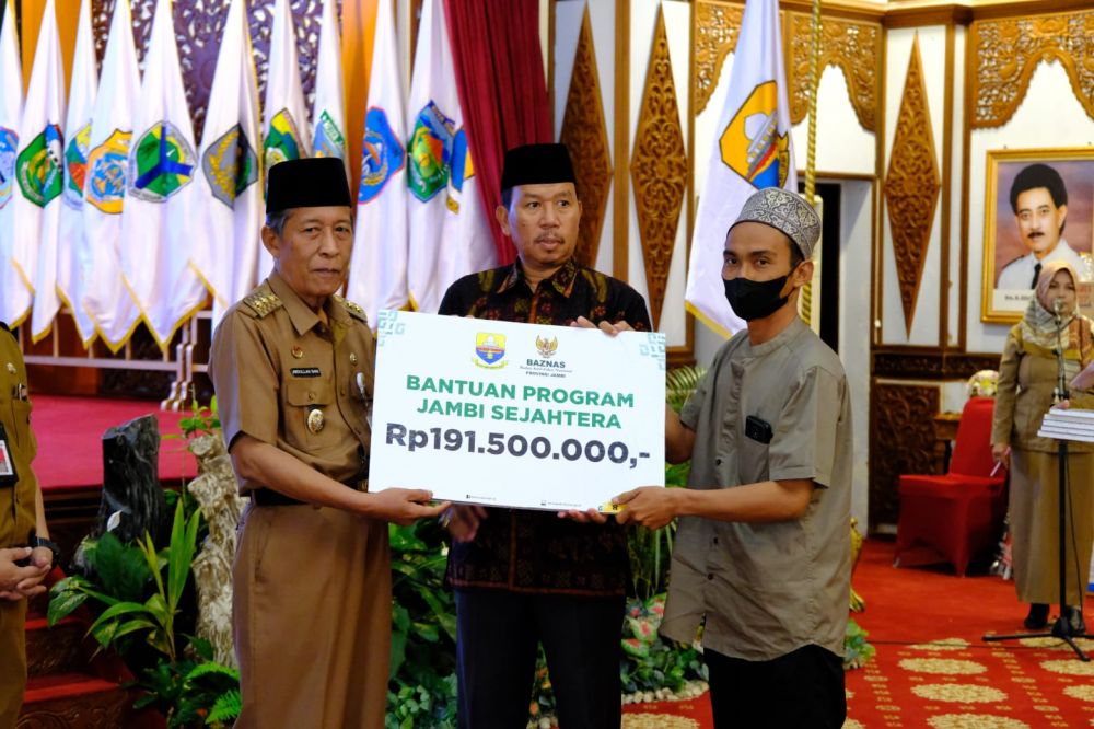 Penyerahan Bantuan Sosial Baznas dalam Program Jambi Sejahtera, Jambi Taqwa, Jambi Cerdas dan Jambi Sehat, yang berlangsung di Auditorium Rumah Dinas Gubernur Jambi, Senin (12/09/2022)