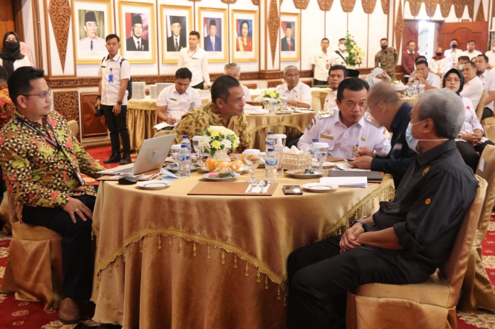 Rapat Monitoring dan Evaluasi Optimalisasi Pendapatan Daerah melalui PI 10% Blok Minyak dan Gas Bumi (MIGAS) di Provinsi Jambi, bertempat di Auditorium Rumah Dinas Gubernur Jambi, Rabu (14/09/2022).