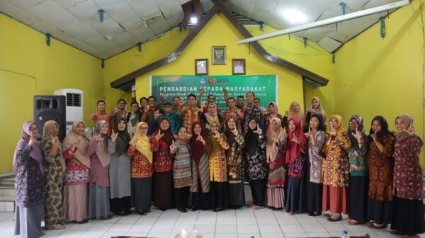 Foto bersama tim PKM PBSI FKIP UNJA  dengan para peserta pengabdian di ruang aula kantor Dinas Pendidikan dan Kebudayaan Batanghari, Kamis (15/09/20222)