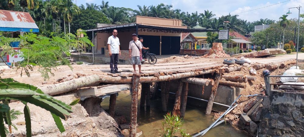Robinson Sirait melihat jembatan sementara desa Mekar Sari Makmur