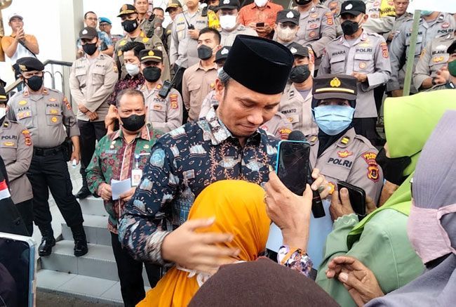 Ketua DPRD Provinsi Jambi Edi Purwanto saat merangkul nenek yang ikut demo depan Gedung DPRD Provinsi Jambi untuk memperjuangkan hak nya. 
