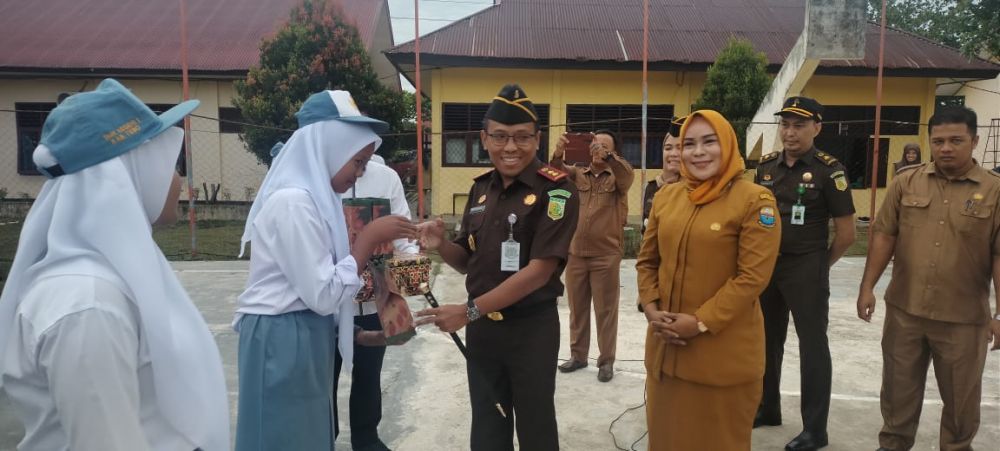 Kajari Tebo memberikan bingkisan kepada siswa-siswi SMKN 1 Tebo yang bisa menjawab pertanyaan nya