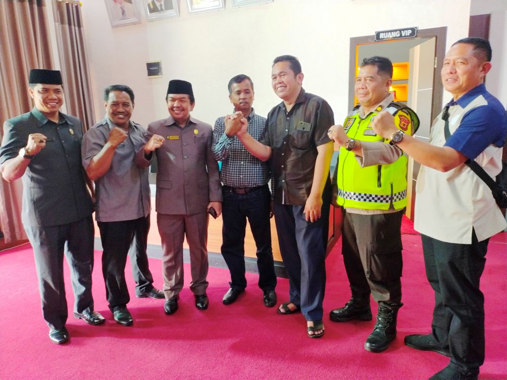 Ketua DPRD bersama Kabag Ops, , Kasat Intelkam, Kadsi PMD, Kakan Kesbang, Paisol dan Husnul Yakin 