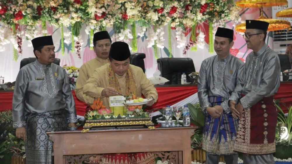 Gubernur Jambi memotong tumpeng