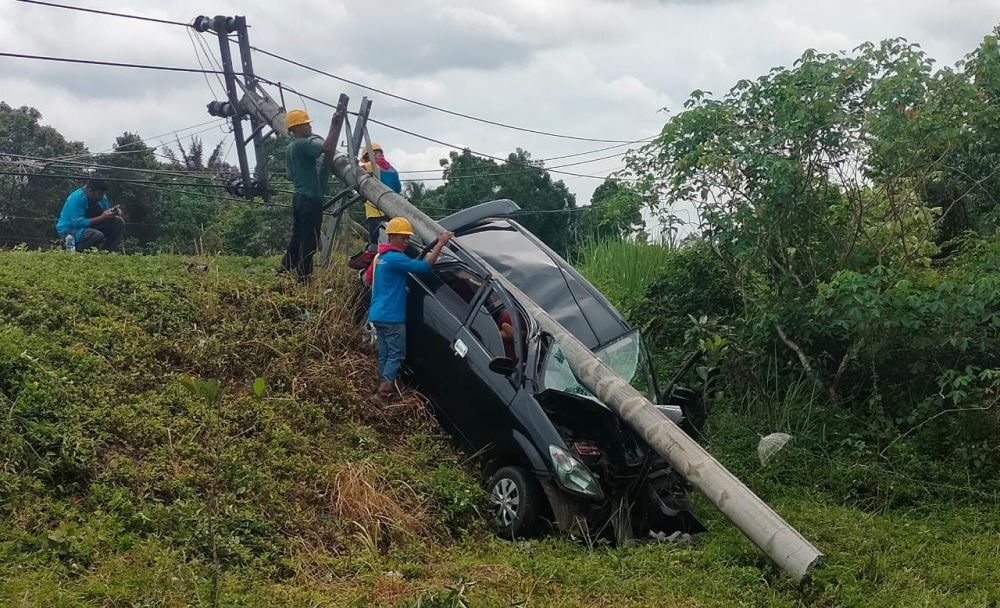 Minibus jenis Avanza Hantam Tiang listrik depan SMKN 1 Tebo sampai patah