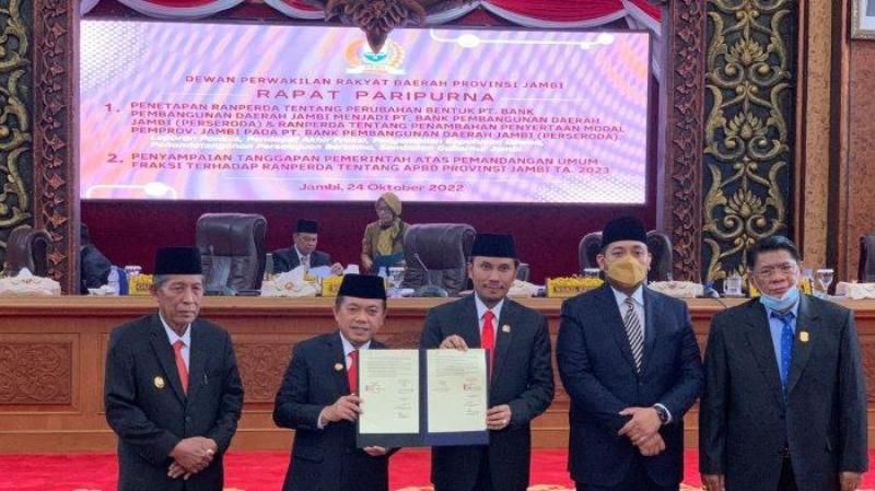 Penetapan Dua Ranperda Terkait Bank Pembangunan Daerah Jambi Menjadi Perda oleh Pimpinan dan Gubernur Jambi.