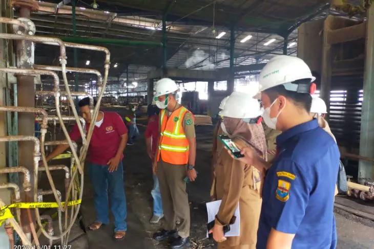 Polisi dan Disnakertrans Provinsi Jambi saat memeriksa lokasi kecelakaan kerja di sebuah pabrik triplek di Muaro Jambi.