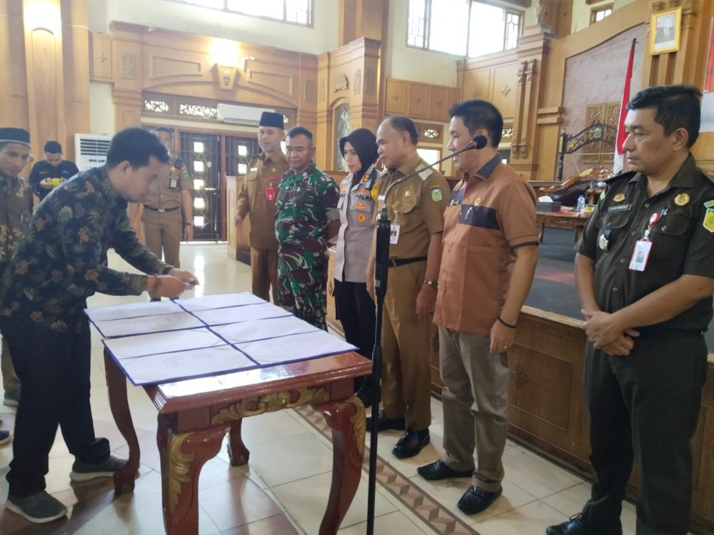 PJ Bupati Tebo didampingi Forkompinda Tebo menyaksikan Penandatanganan ikrar damai Pilkades Serentak di Tebo