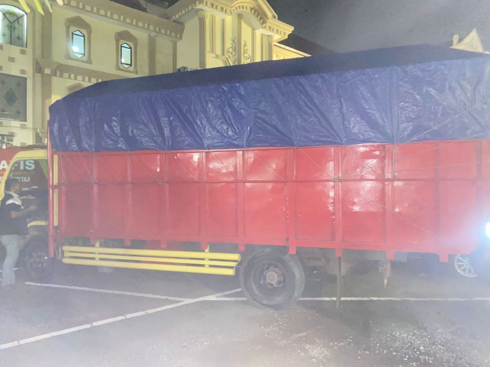 Tim Opsnal Subdit IV Direktorat Reserse Kriminal Khusus (Ditreskrimsus) Polda Jambi pada Senin (7/11/2022), mengamankan satu unit mobil truk Mitsubishi Cold Diesel bermuatan 12 ton minyak ilegal.