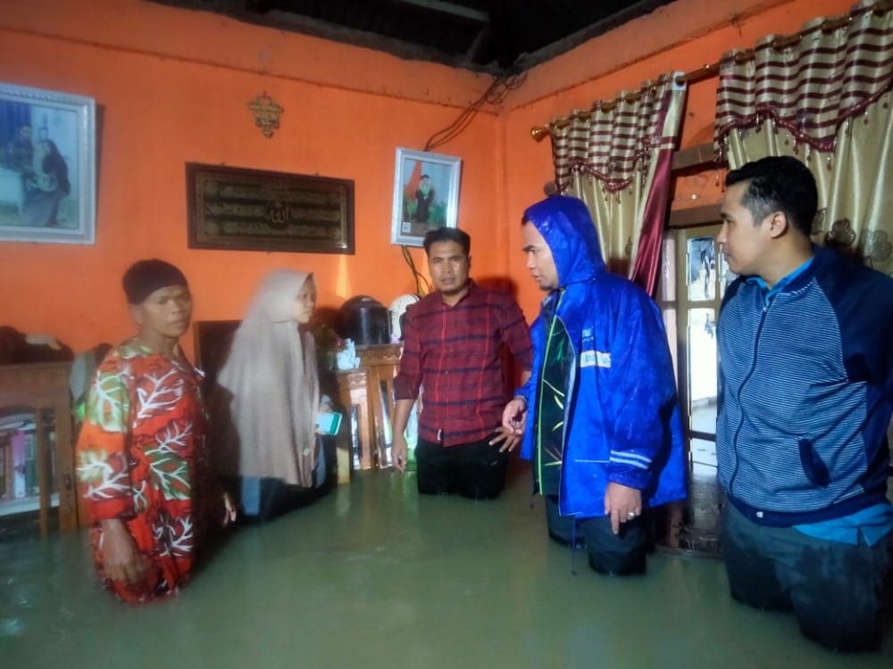 Tampak Ketua DPRD KOTA SUNGAIPENUH, H. Fajran,SP MSi saat mengunjungi rumah warga