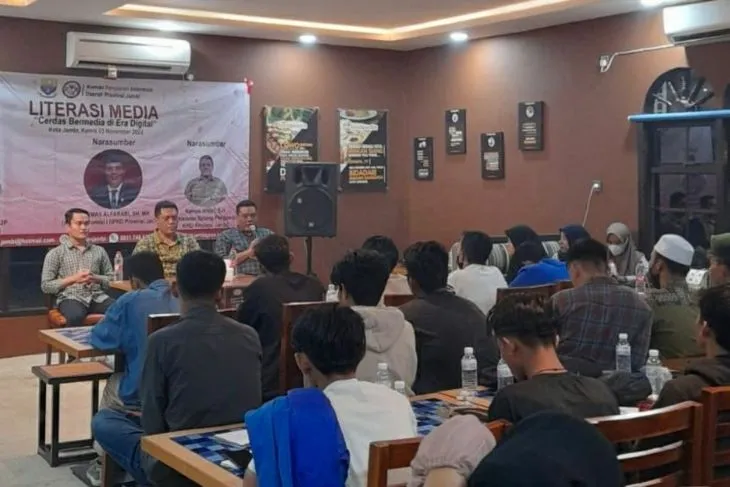 Anggota Komisi I DPRD Provinsi Jambi, Kemas Alfarabi saat menjadi narasumber dalam kegiatan Literasi Media yang digelar KPID Provinsi Jambi 