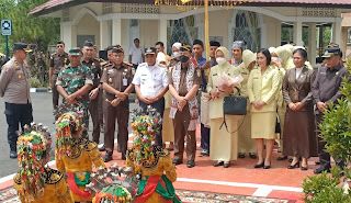 Kajati Jambi dan Rombongan didamping Kajari Tebo, Forkompinda Tebo disambut dengan tarian Sekapur sirih saat berkunjung ke Kejari Tebo