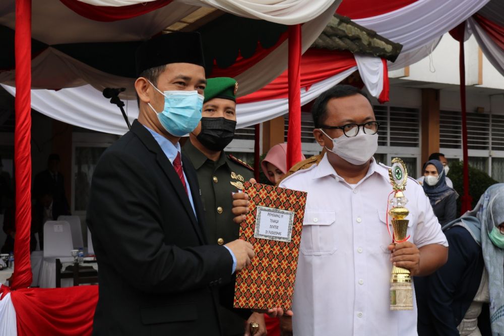 dr. Fery Kusnadi  saat meberi hadiah di Hari  Peringatan Hari Kesehatan Nasioanal (HKN) yang ke-58