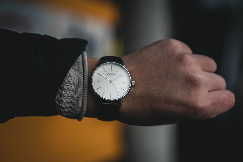 Foto oleh Marius Mann: https://www.pexels.com/id-id/foto/orang-mengenakan-jam-tangan-analog-bulat-putih-pada-10-09-1697214/
