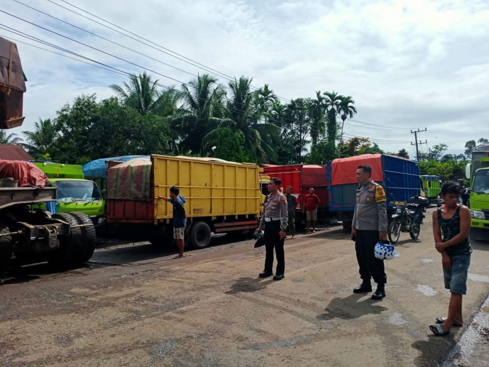 Kemacetan parah di Jalan Lintas Muaratembesi-Muarabulian akibat truk batu bara beberapa waktu lalu