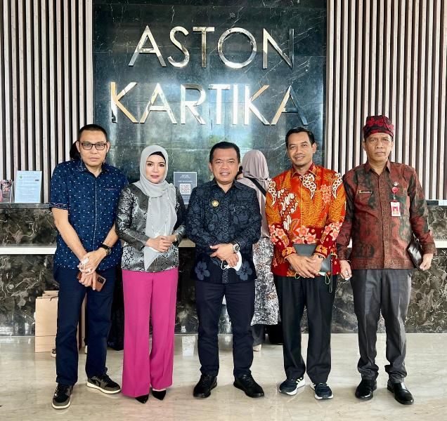 Foto bersama Anggota Komisi IV dengan Gubernur usah menerima Penghargaan dari Kementerian Tenaga Kerja atas perusahaan yang telah mempekerjakan disabilitas.