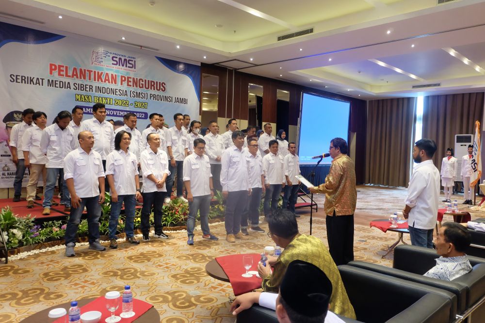 Pengurus Serikat Media Siber Indonesia (SMSI) Provinsi Jambi periode 2022-2027 resmi dilantik oleh Wakil Ketua Umum SMSI Pusat Yono Hartono, di Aston Hotel, Sabtu 19 November 2022.