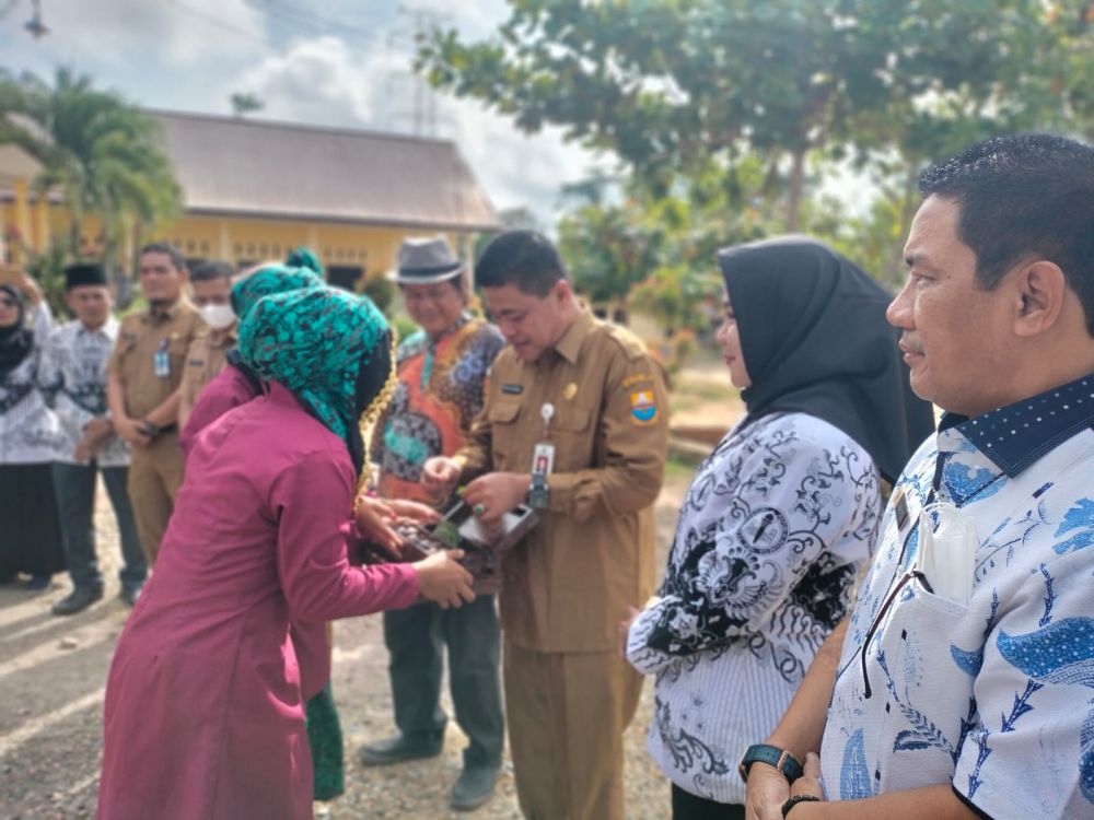 Kadis Budpar Provinsi Jambi, Gol A Gong, Waka DPRD Tebo, Syamsurizal, dan rombongan disambut tarian Sekapur sirih