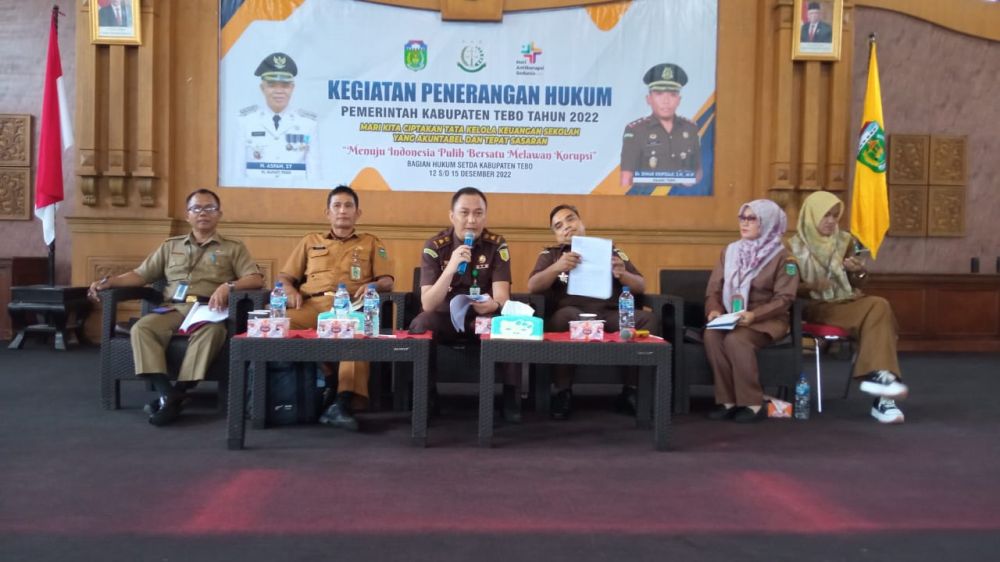 Kasi Intel Kejari Tebo saat memberikan materi kepada Kepsek dan Komite yang hadir