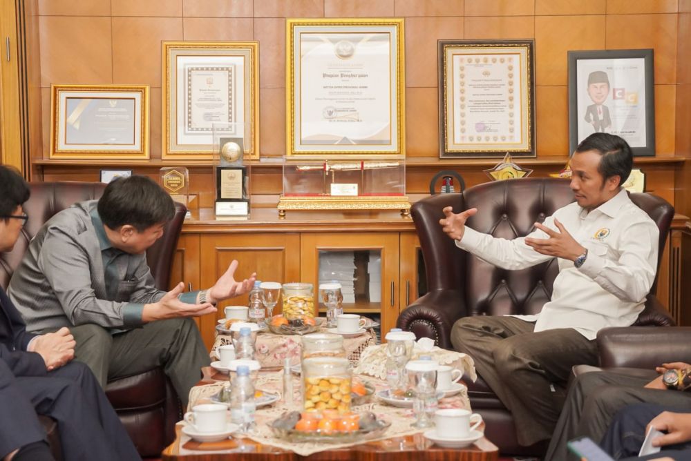 etua DPRD Provinsi Jambi Edi Purwanto menerima kunjungan Duta Besar Republik Singapura untuk Indonesia, Kwok Fook Seng, di ruang kerjanya, Jumat (16/12/2022). Dalam kunjungan tersebut Dubes didampingi oleh Konjen Singapura, Edmund Chia, dan Sekretaris Pertama Kedubes Singapura, Samuel Woon.
