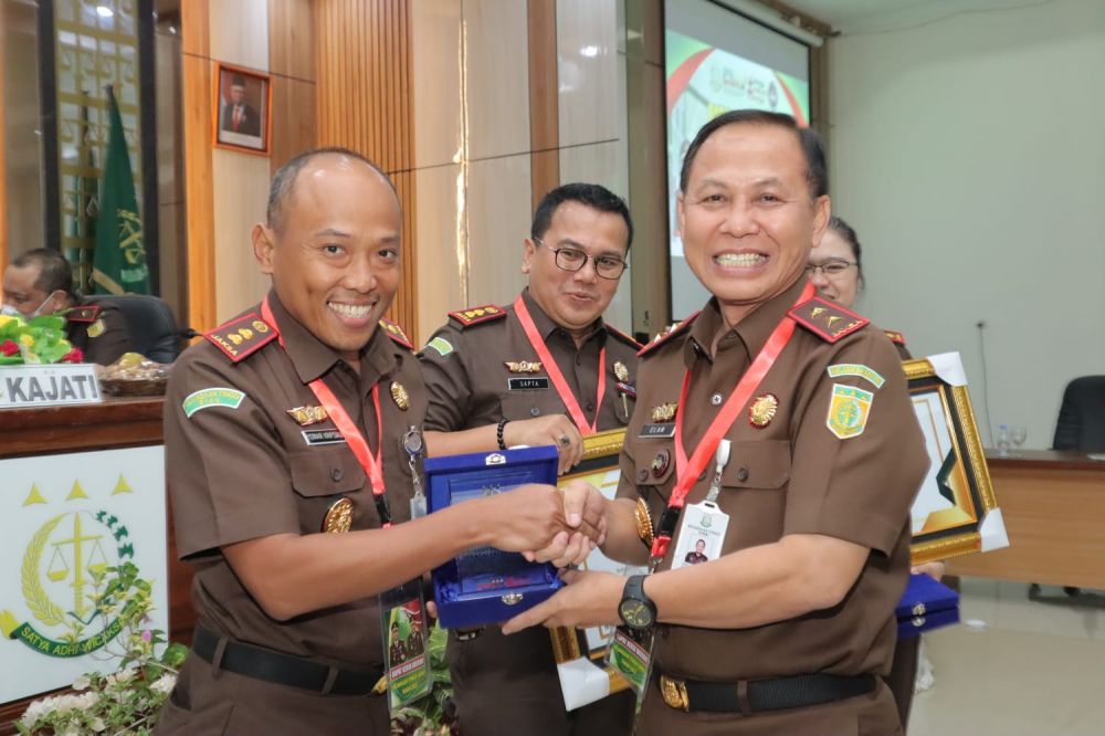 Kajari Tebo menerima piagam penghargaan Satker Terbaik I dari Kajati Jambi