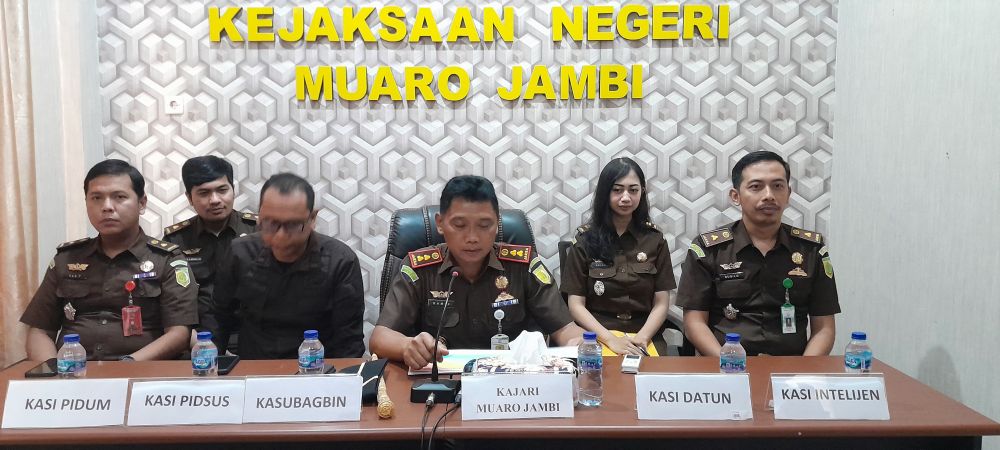 Kajari Muarojambi Kamin didampingi para Kasi memberikan keterangan catatan akhir tahun kepada media