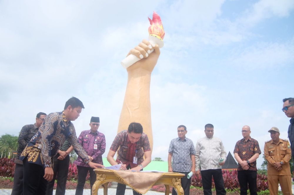 PJ Bupati menandatangi prasasti 