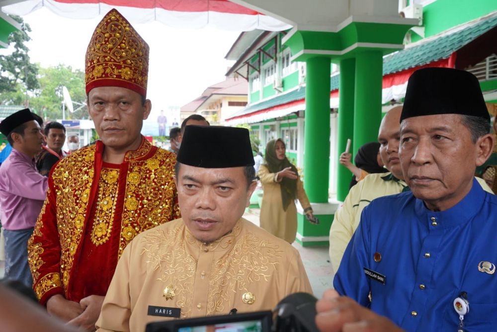 Gubernur Al Haris didampingi Wakil Abdullah Sani saat wawancara usai acara Peringatan Hari Amal Bhakti (HAB) Kementerian Agama RI ke 77 Tahun 2023, yang berlangsung di Halaman depan Kantor Wilayah Kementerian Agama Provinsi Jambi, Selasa (03/01/2023).