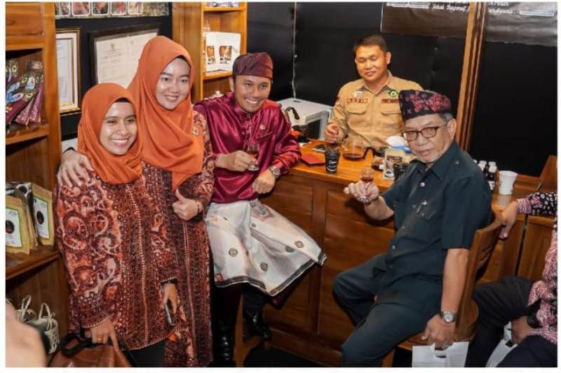 Kehadiran Ketua DPRD Provinsi Jambi Edi Purwanto di stand Usaha Mikro Kecil Menengah (UMKM) Jambi Mantap Expo 2023 dalam rangkaian peringatan HUT Provinsi Jambi ke-66, Rabu (4/1/2023) disambut antusias oleh masyarakat.