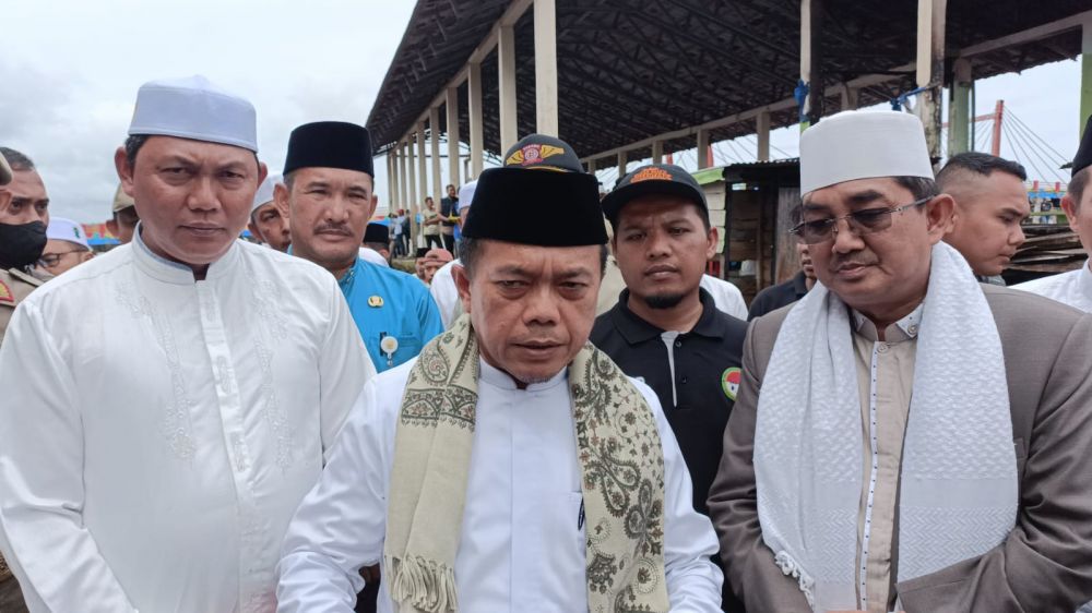 Bupati Tanjabbar Mendampingi Gubernur meninjau dan memberikan bantuan korban kebakaran di Kuakatungkal