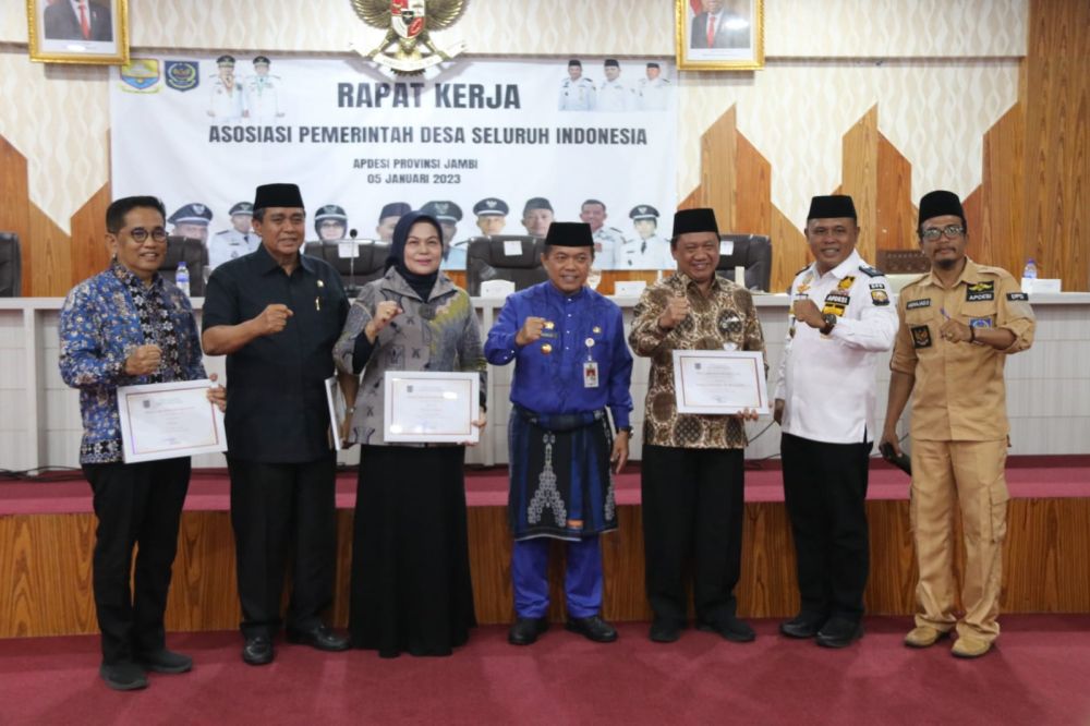Rapat Kerja Daerah Dewan Pimpinan Daerah Asosiasi Pemerintah Desa Seluruh Indonesia (Rakerda DPD APDESI) Provinsi Jambi, bertempat di Ruang Pola Kantor Gubernur Jambi, Kamis (05/01/2023).