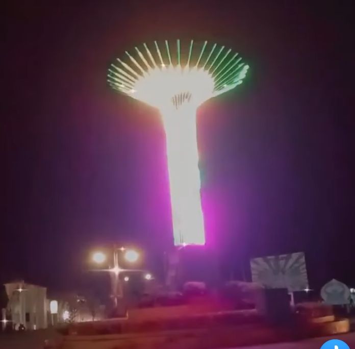 Tugu Tapah melengang yang terlihat indah di malam hari dengan hiasan lampu.